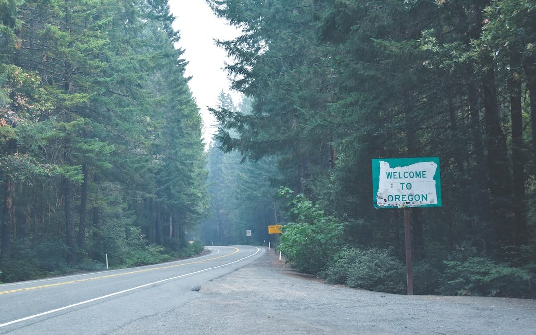 welcome to Oregon signage near trees