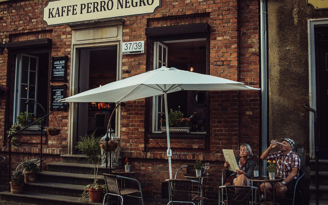 man and woman sitting on Kaffe Perro Negro patio