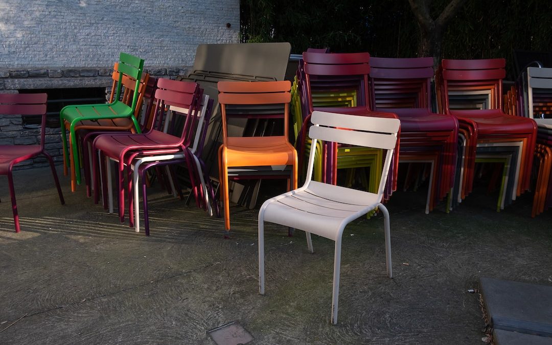 a bunch of chairs sitting next to each other