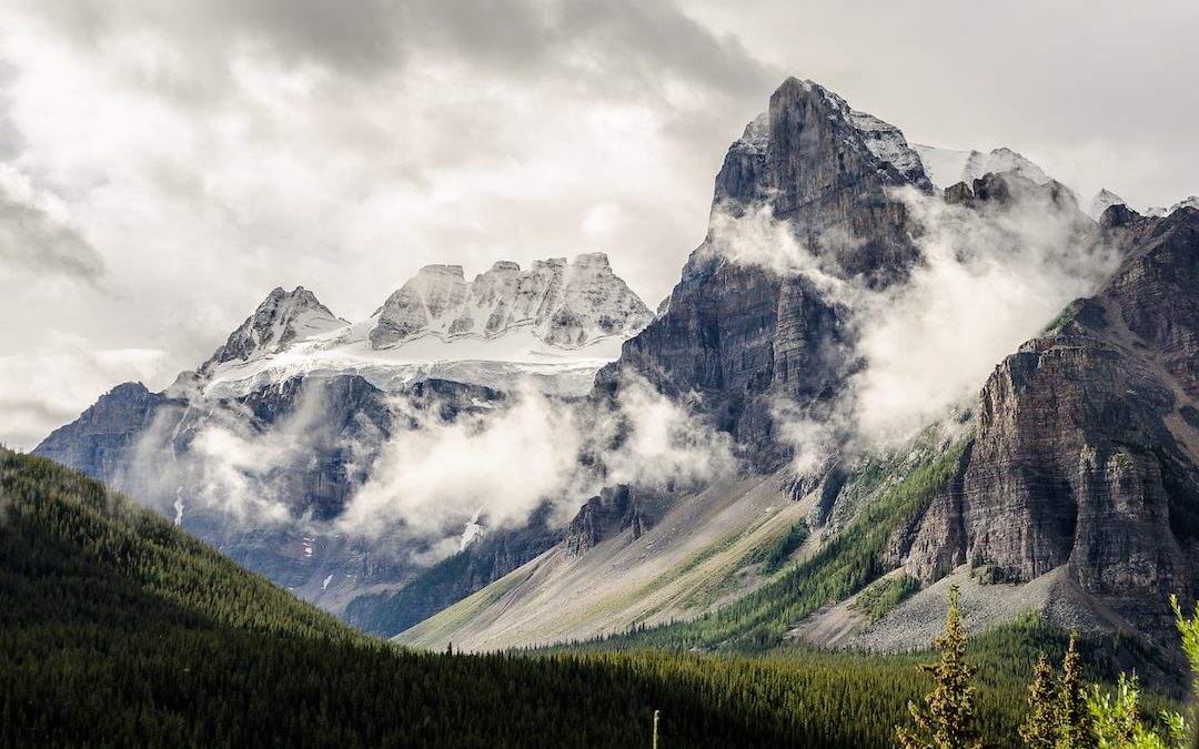 grey and white mountain