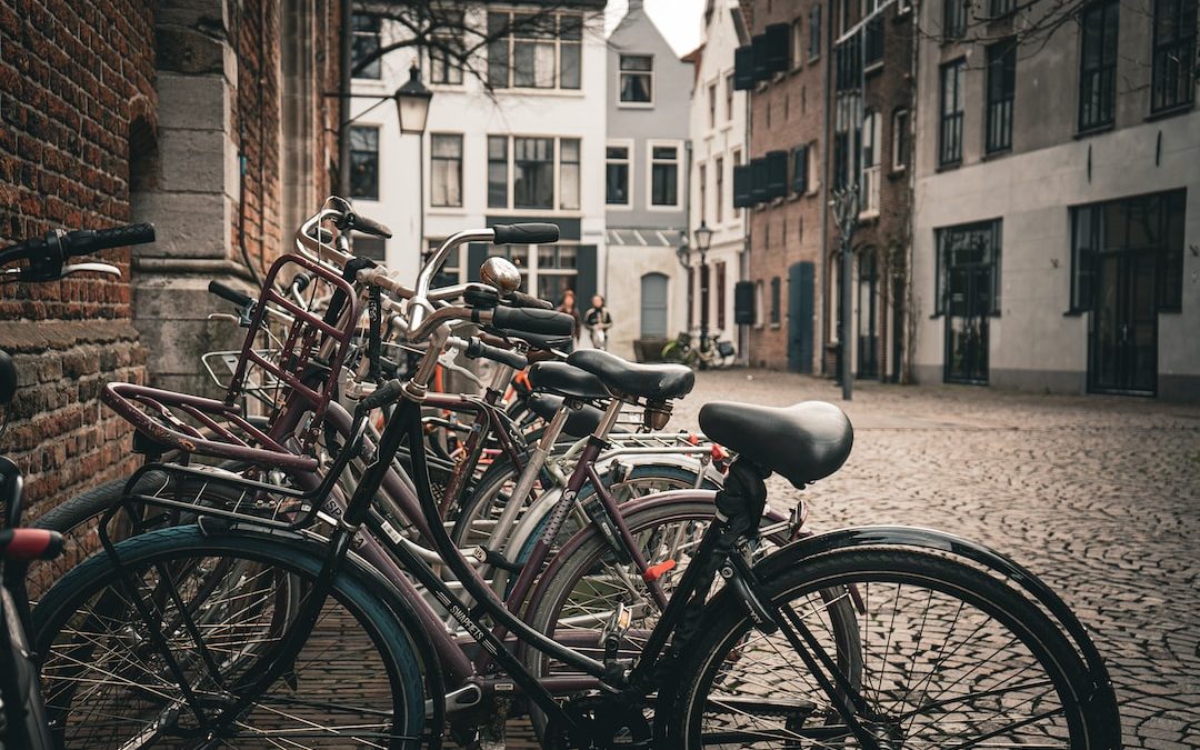 a row of bicycles parked next to each other