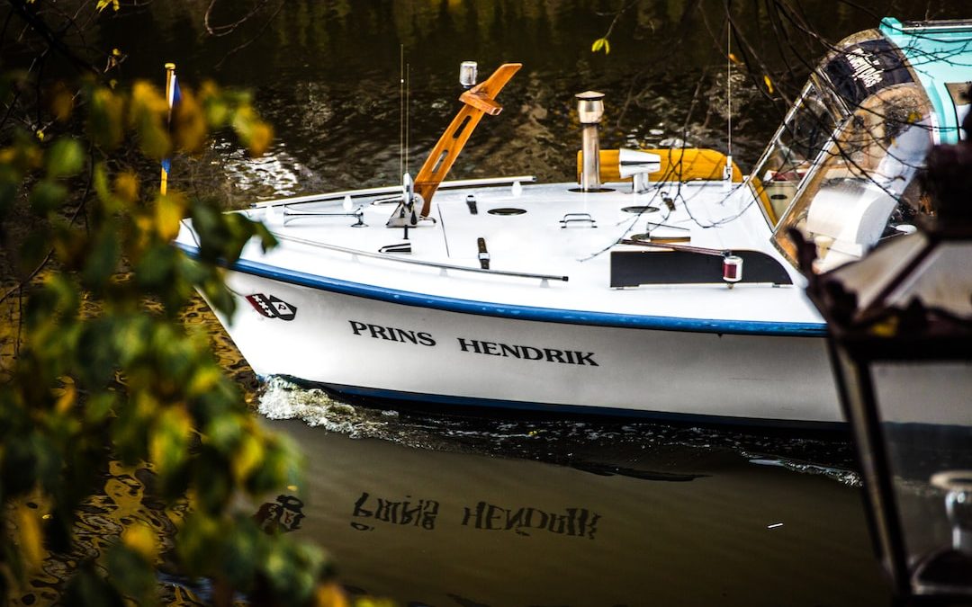 white and blue Prins Hendrik fishing boat on water