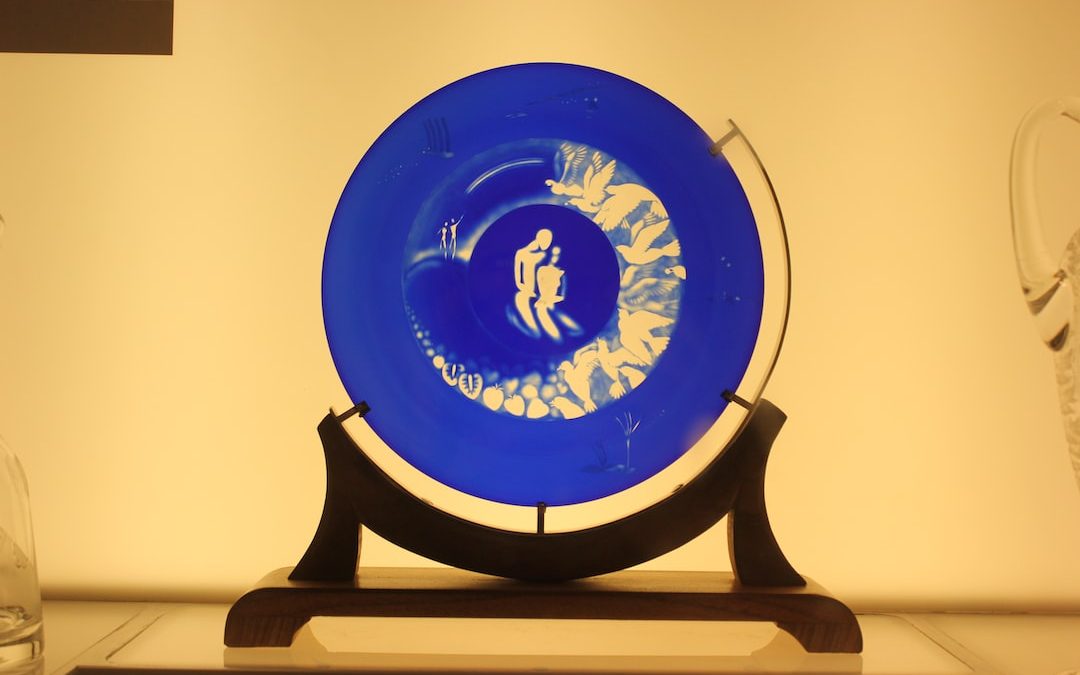 a blue frisbee sitting on top of a wooden stand