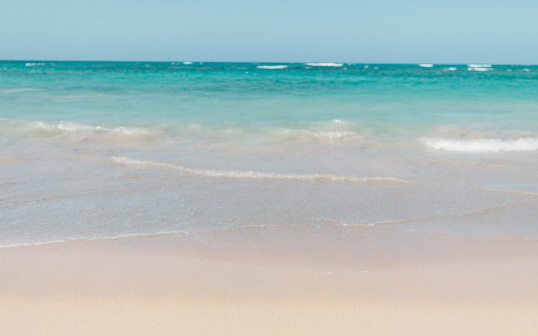 sea waves crashing on shore during daytime